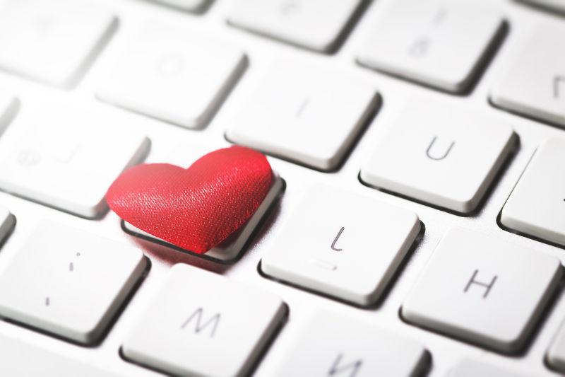 红色的心在键盘上