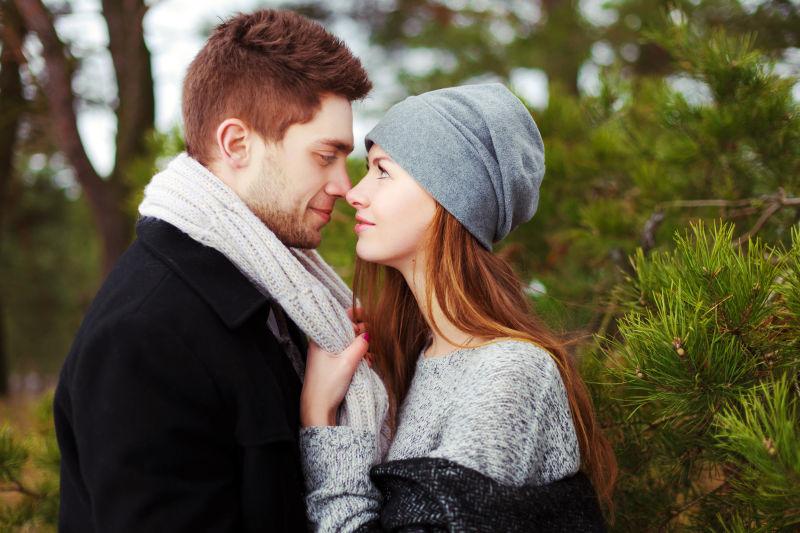 户外幸福的情侣在寒冷的冬天上演爱情