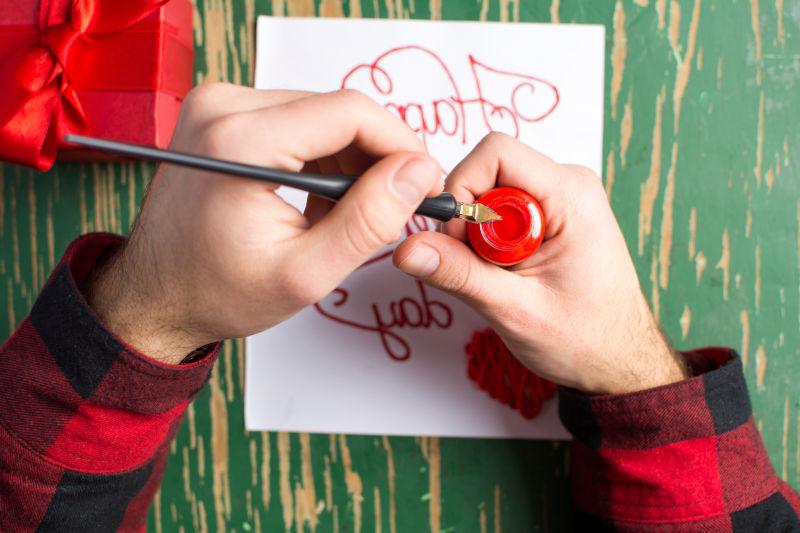 男性设计并手写情人节贺卡