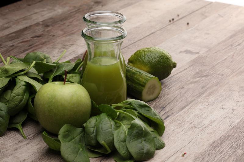 绿色的健康水果冰沙和配料
