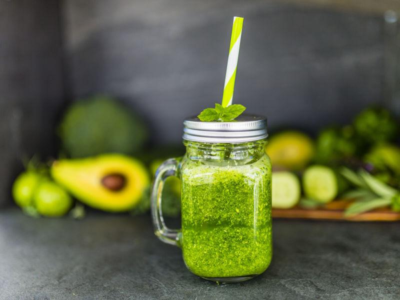 玻璃瓶里绿色的蔬菜水果冰沙