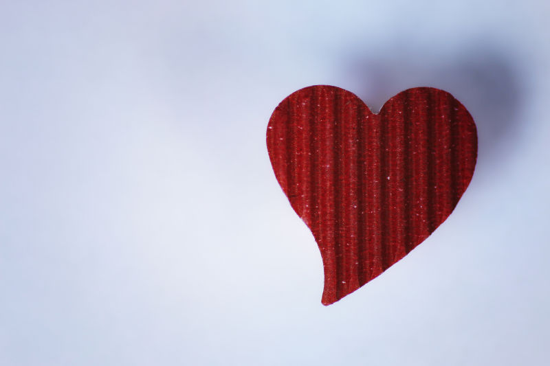 白色背景上的红色条纹情人节纸质心形