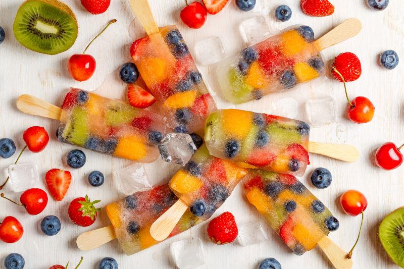 自制的冰棒有浆果和水果