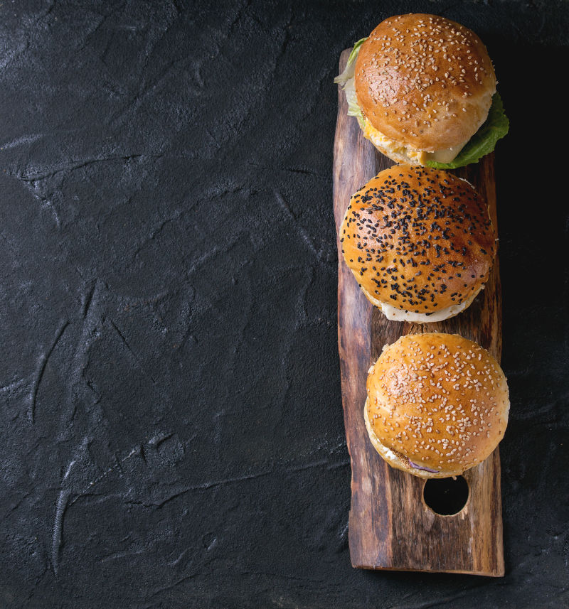 木板上的三个素食汉堡