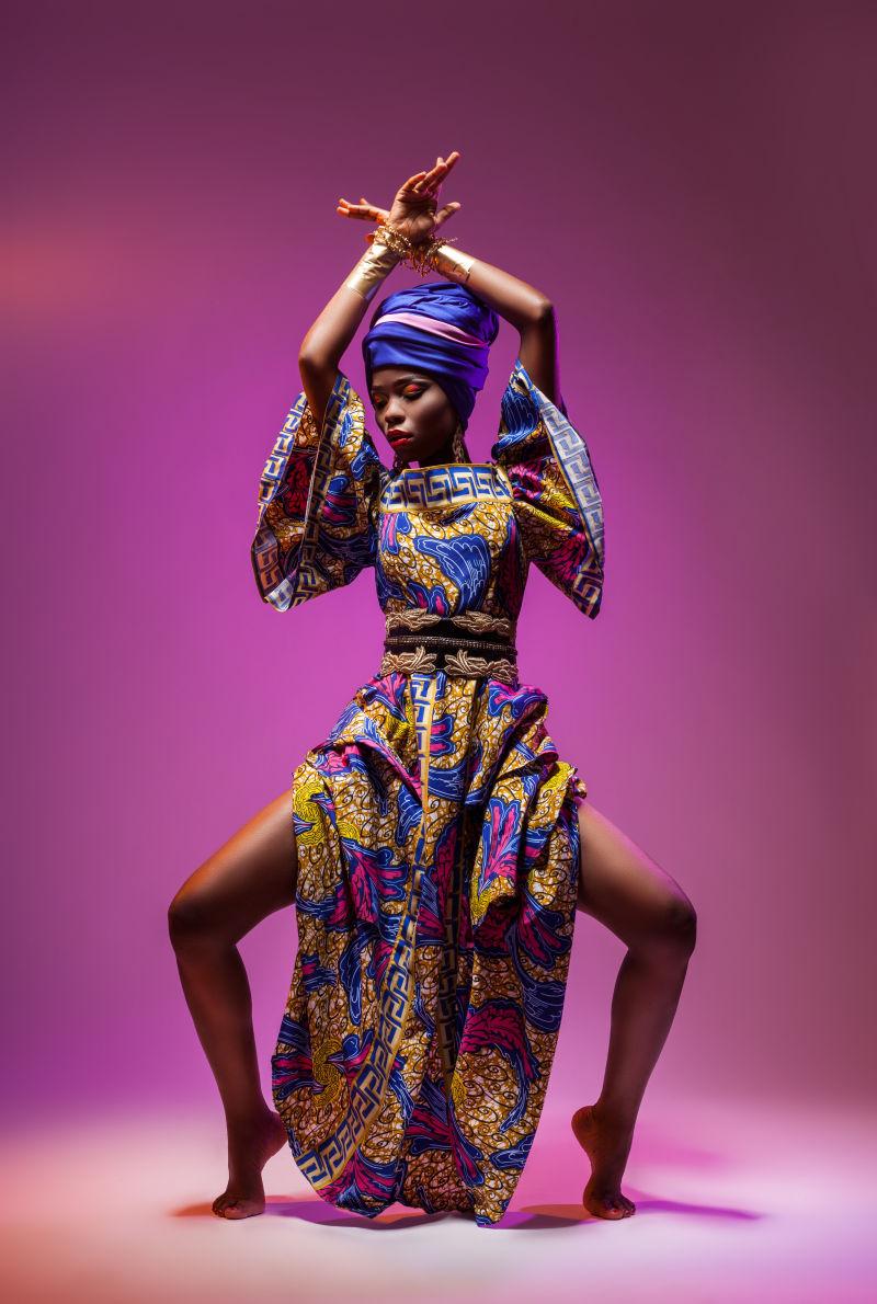 穿着服饰的非洲女人在跳舞