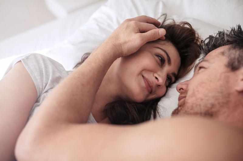 男人和女人在床上深情地看着对方