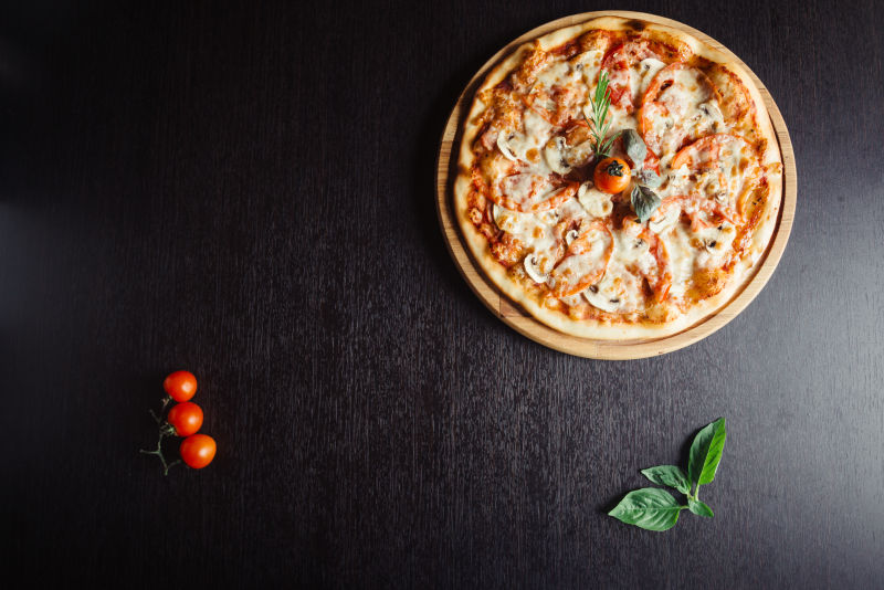木桌上的意大利蘑菇披萨