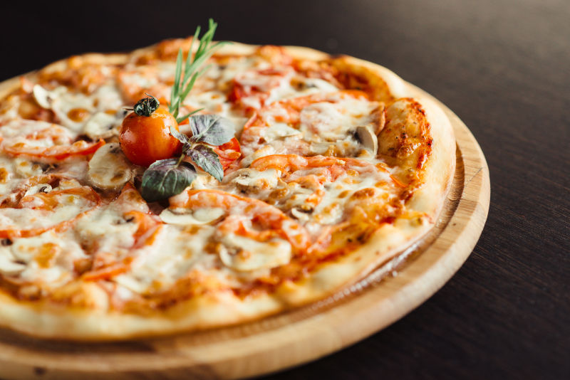 美味的意大利蘑菇披萨
