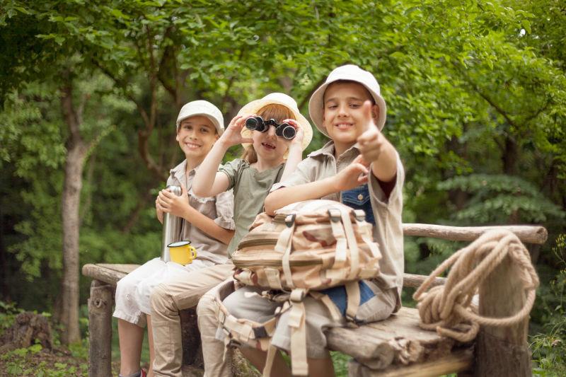 绿色森林背景下自信的在野外探险的孩子们