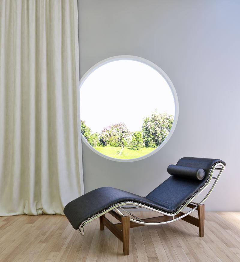 有木地板的现代客厅里的圆形景观窗