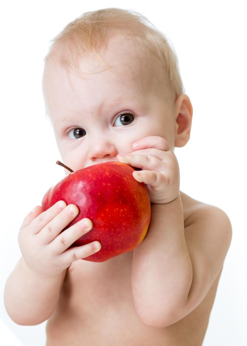 男婴吃红苹果