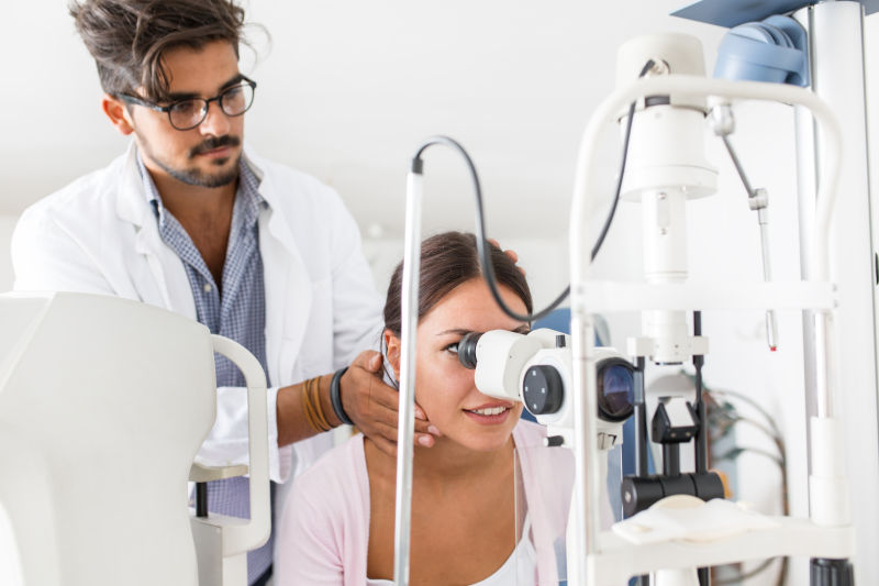 眼科里检测视力的女人