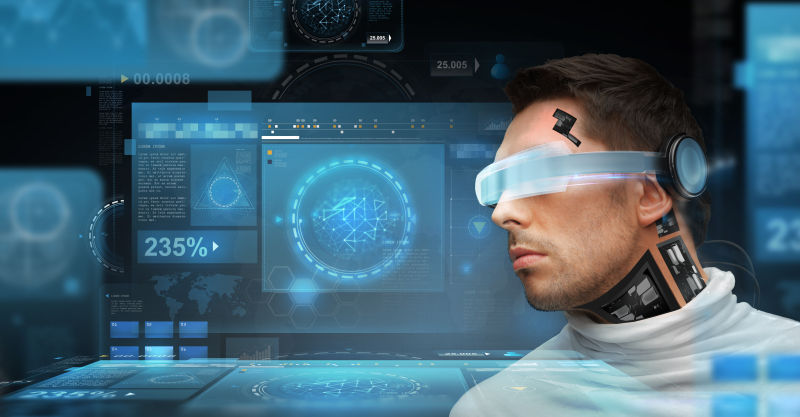 在虚拟屏幕带有未来眼镜和传感器的男人