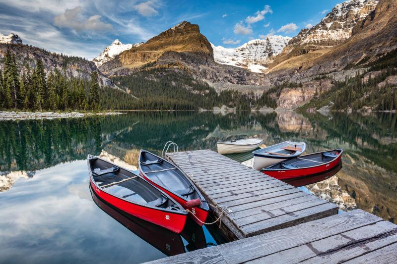 漂亮的风景与湖里的红色独木舟