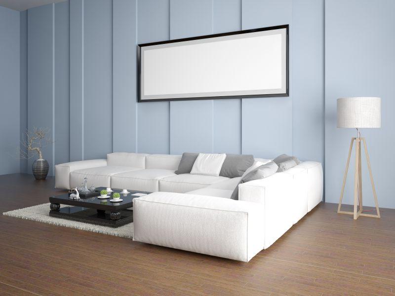 宽敞的客厅和白色的沙发