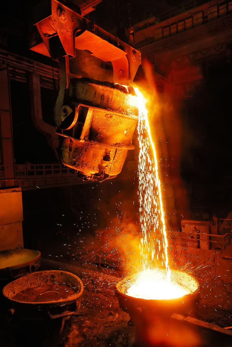 钢铁冶炼厂正在倒热钢水