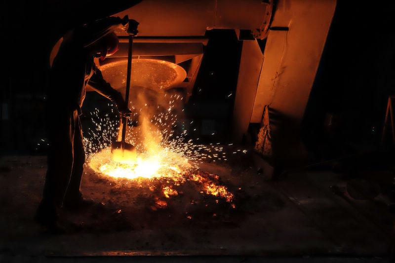 钢铁冶炼厂铸造工人熔化金属