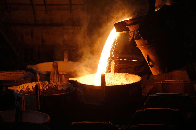 钢铁冶炼金属厂浇注高温钢水