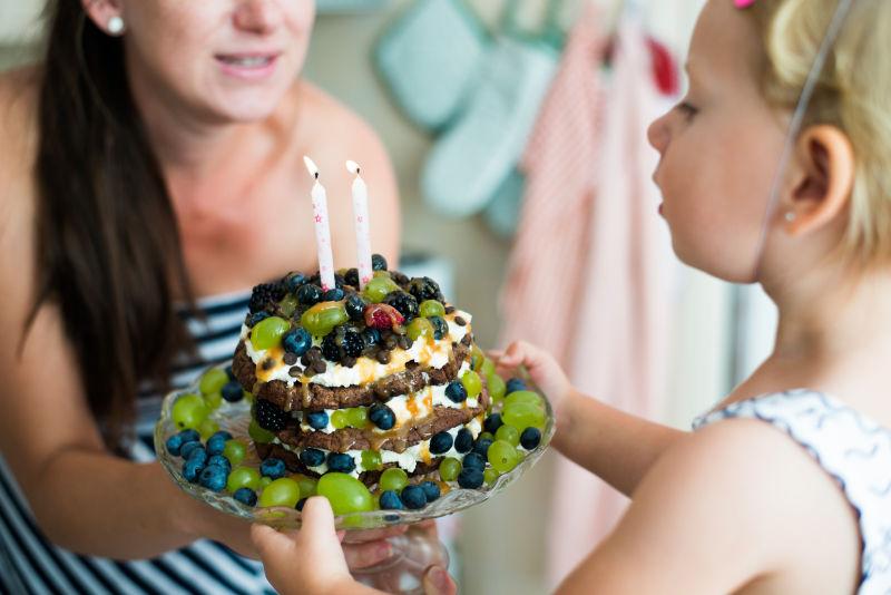 母亲给她可爱的女儿做的生日蛋糕蜡烛