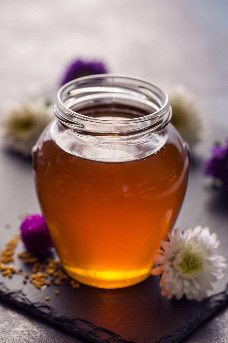 玻璃瓶中新鲜的蜂蜜