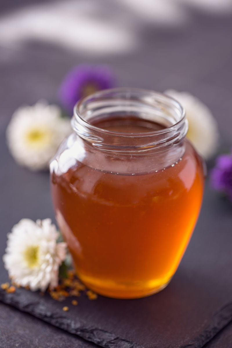 玻璃瓶中天然的蜂蜜