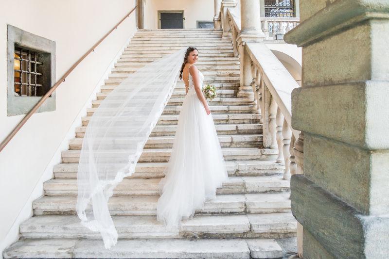 台阶上的美丽新娘