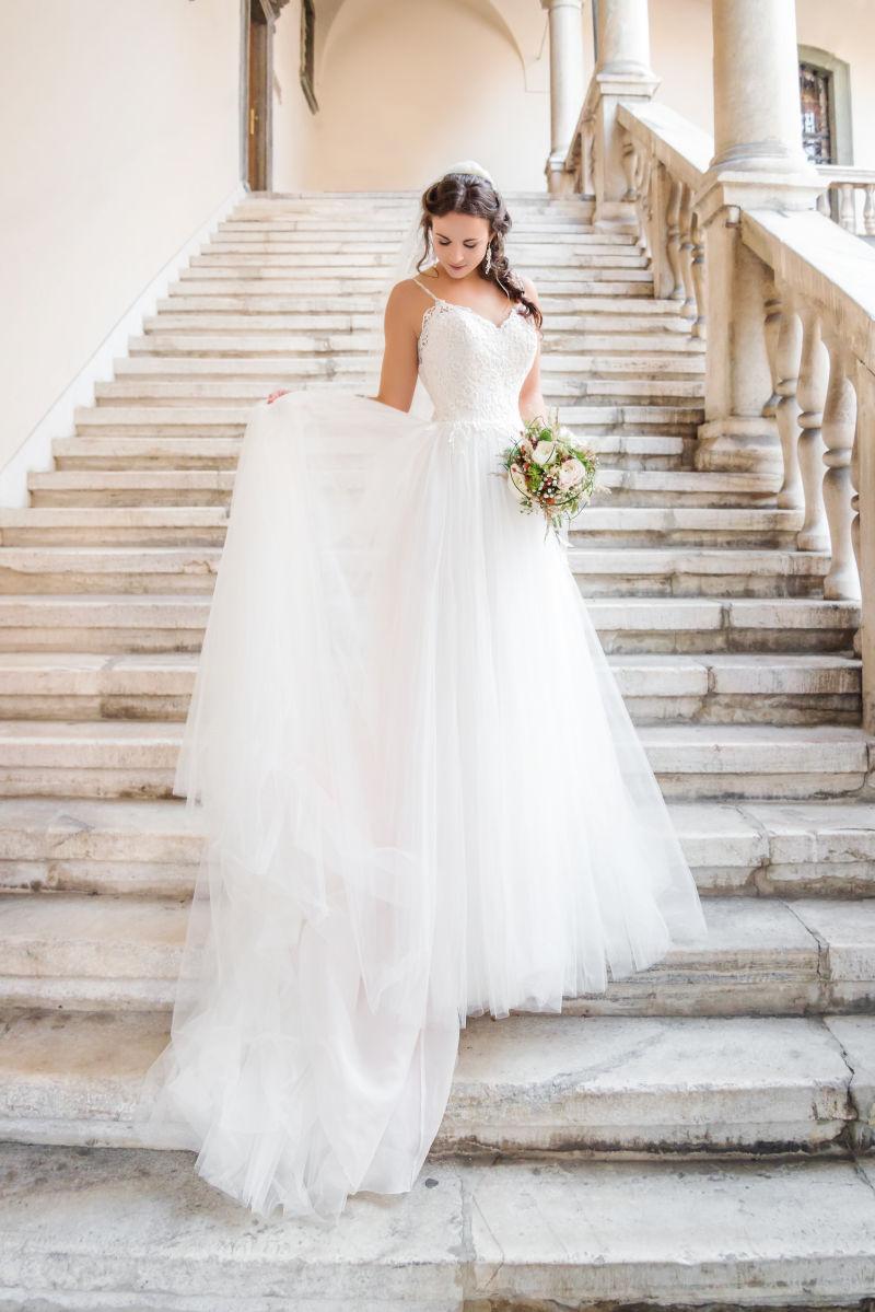 走在石阶梯上的新娘