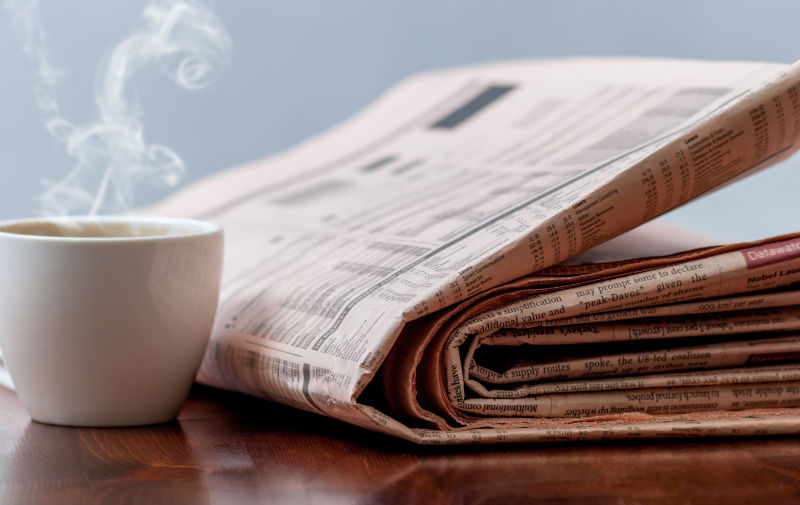 报纸和热咖啡