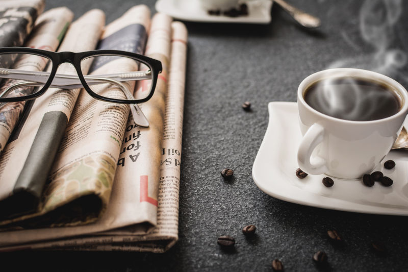眼镜和咖啡报纸
