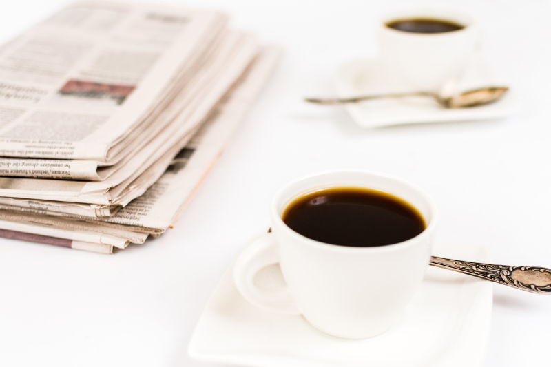 报纸和两杯咖啡