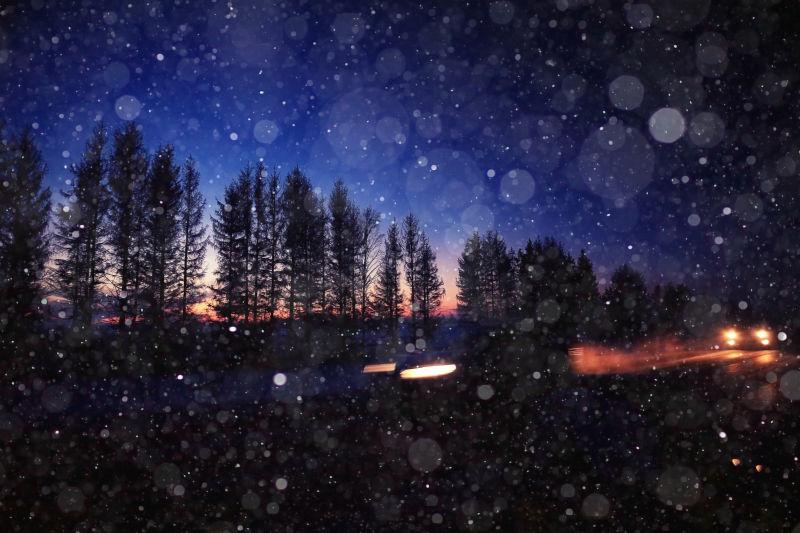 冬季的城市夜雪背景