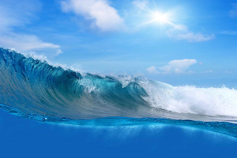 蓝天下美丽的海洋波浪