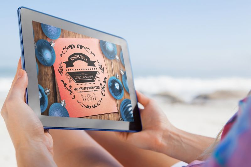 海滩上的美女手拿平板电脑