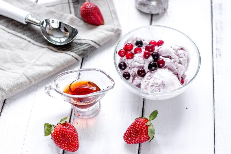 木制背景的玻璃碗草莓冰淇淋