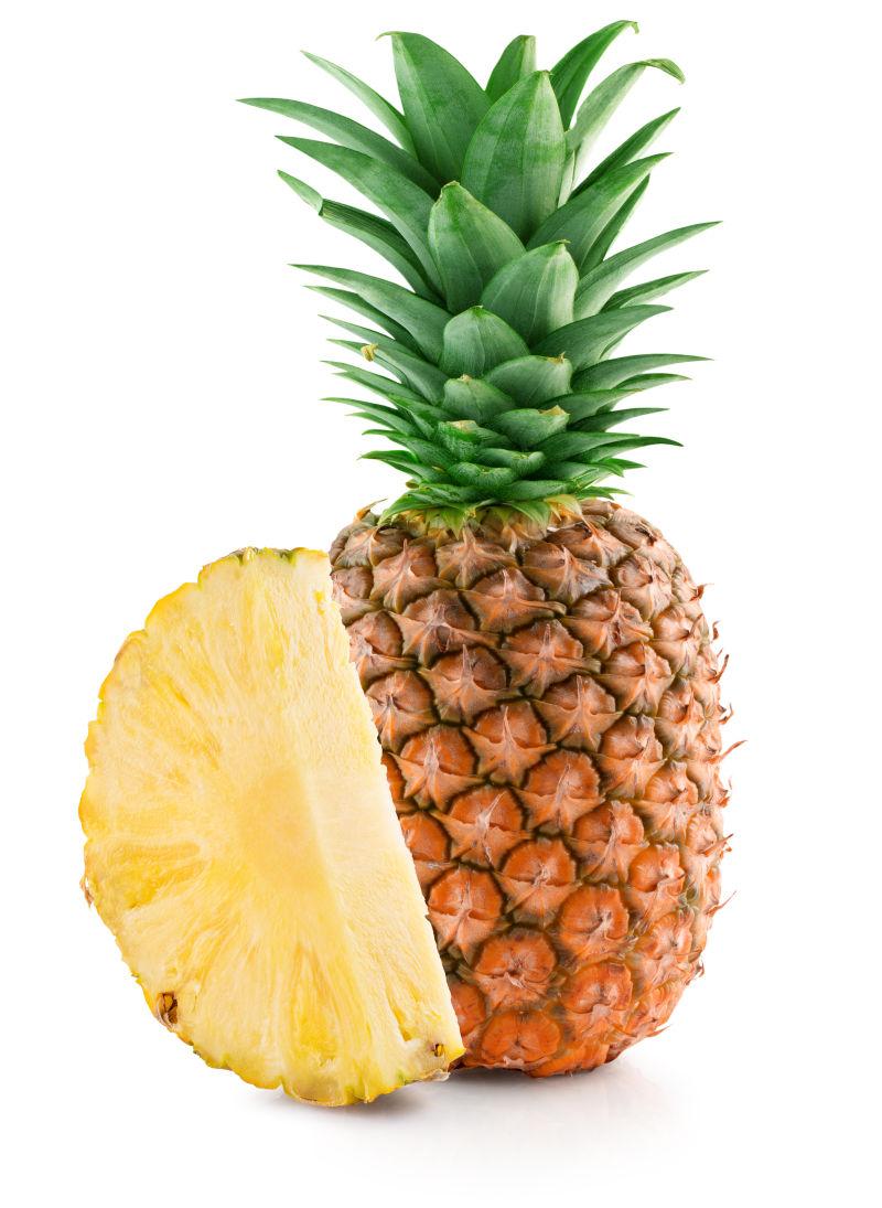 白色背景中的切片的菠萝