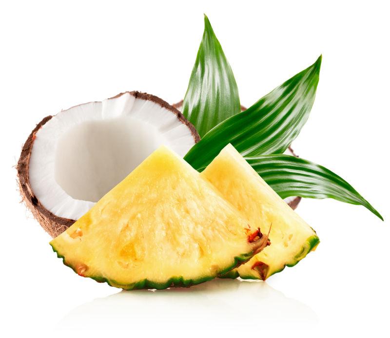 在白色背景上的菠萝片和一半椰子