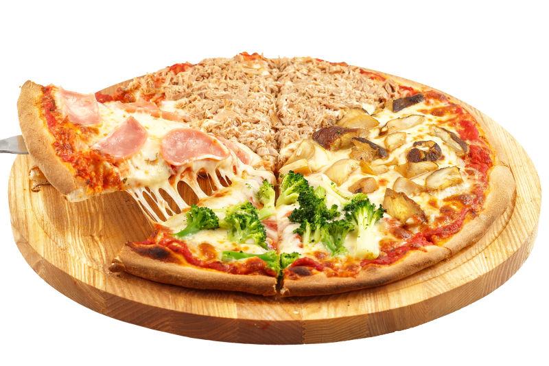 白色背景下砧板上的组合披萨