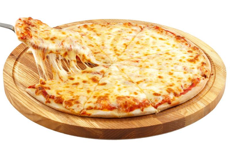 白色背景下木制砧板上的奶酪披萨