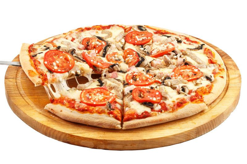 白色背景下木制砧板上的披萨饼