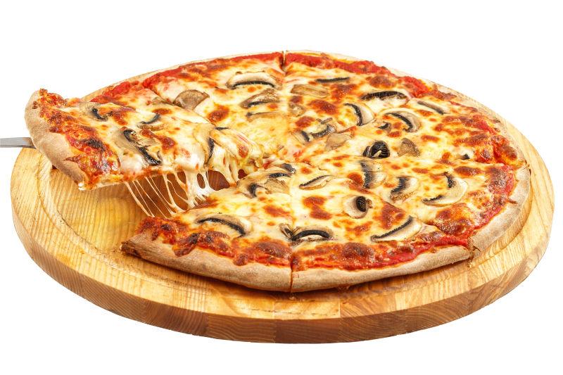 白色背景下砧板上的蘑菇披萨