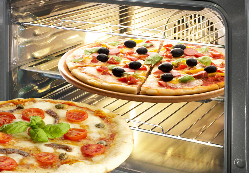 烤箱里的意大利披萨