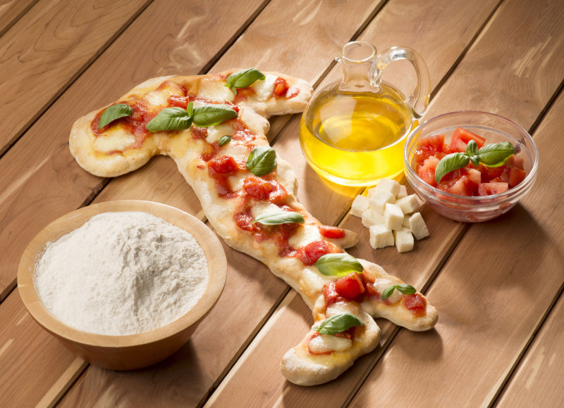 木桌上的披萨与原料