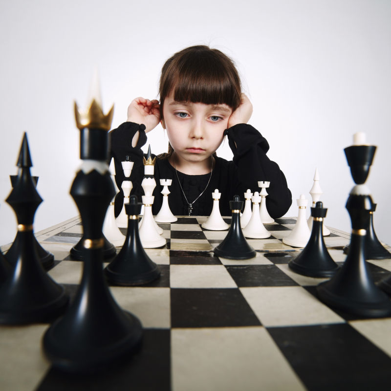 小女孩在下国际象棋