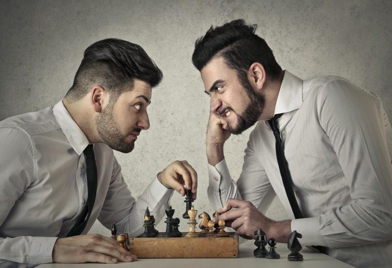 两个男人在下国际象棋