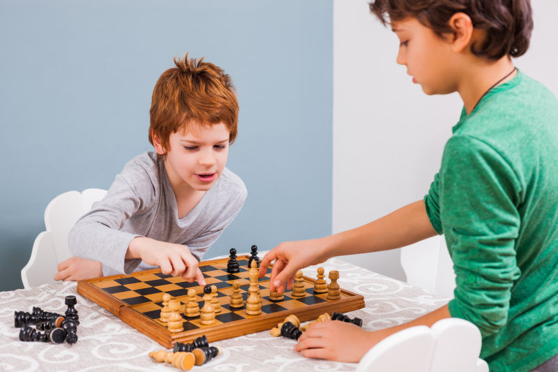 两男孩在下国际象棋