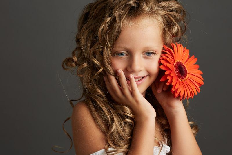 gerbera flower的小女孩肖像