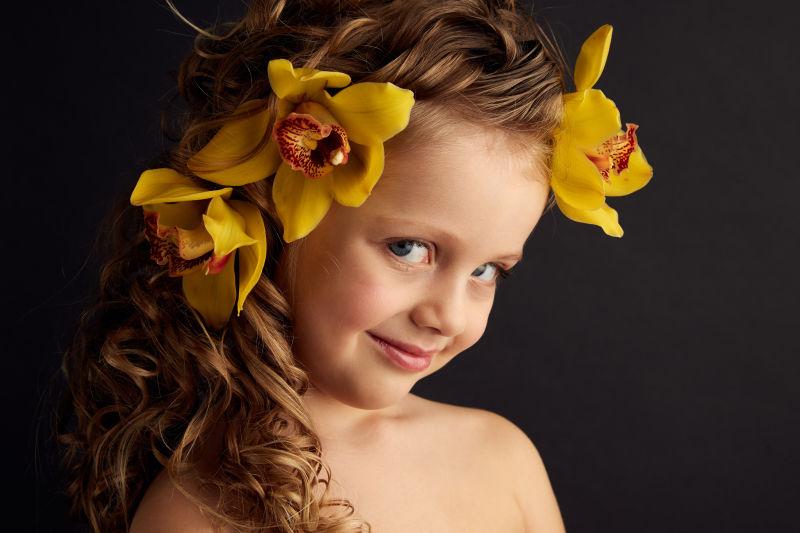 一个美丽的小女孩她的头发上有兰花