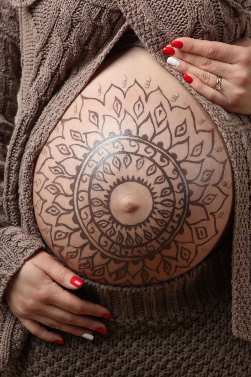 大肚子孕妇的美丽纹身