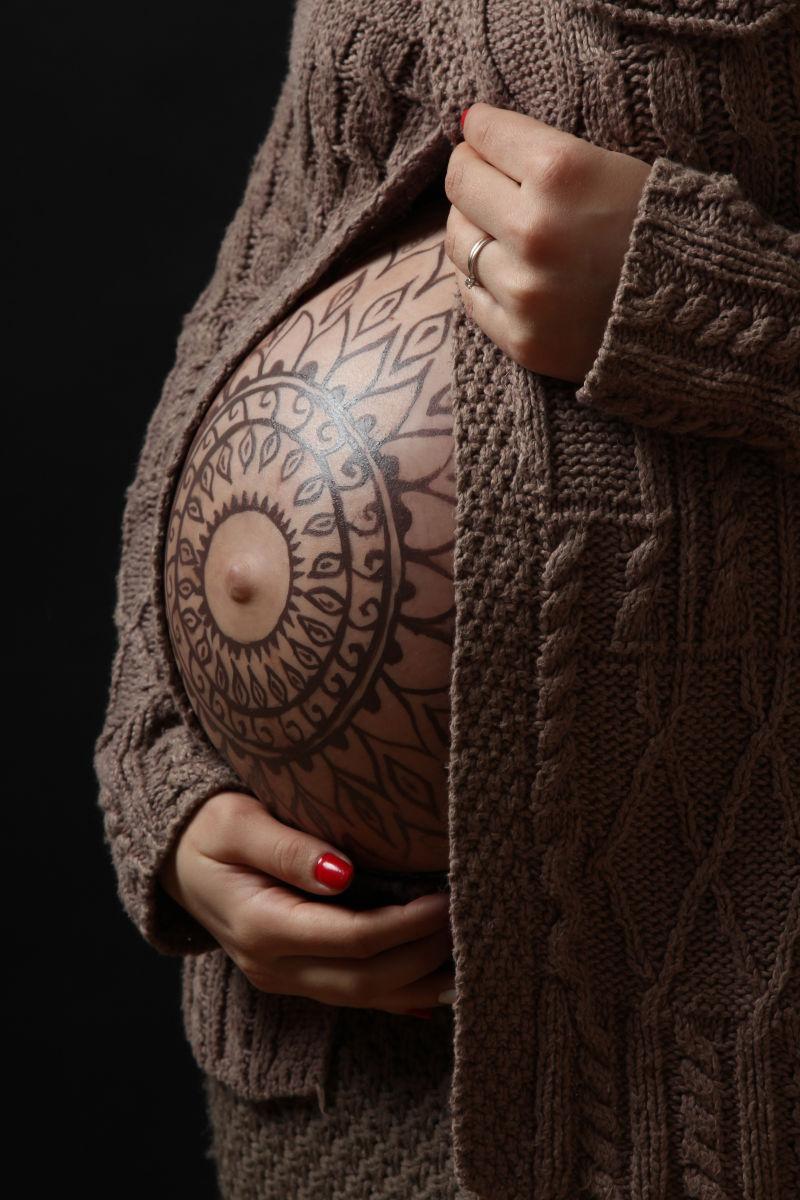 孕妇肚子上的纹身