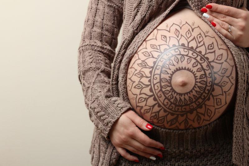 美女孕妇的腹部纹身